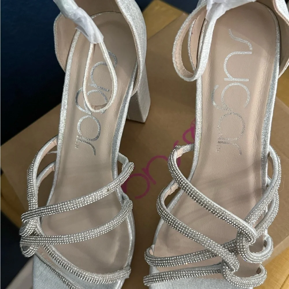 Silver and rhinestone heels 👠